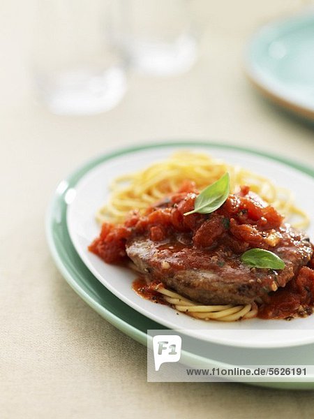 Rindersteak alla Pizzaiola mit Tomaten und Spaghetti