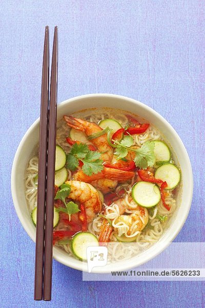Scharfe Nudelsuppe mit Shrimps  Chilies  Zucchini und Koriandergrün (Asien)