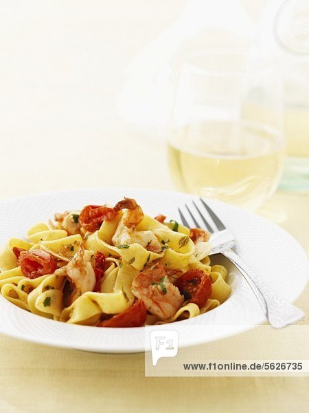 Bandnudeln mit Garnelen und Tomaten
