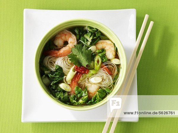 Nudelsuppe mit Gemüse und Garnelen (Asien)