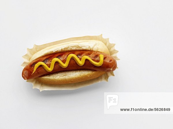 Hot Dog mit Senf in Pappschale