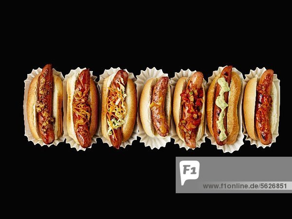Mehrere Hot Dogs in einer Reihe