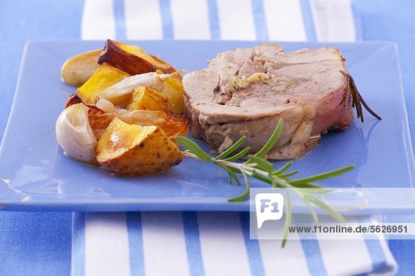 Eine Scheibe Putenrollbraten mit Rosmarin & Gemüsebeilage