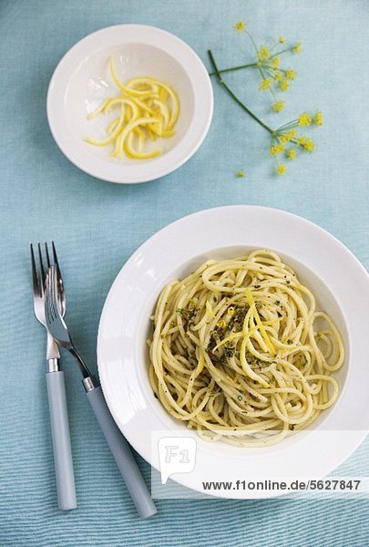 Spaghetti mit Basilikumpesto und Zitrone