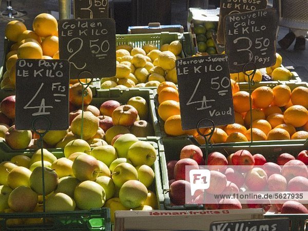Verschiedene Früchte in der Auslage auf einem Markt  Genf  Schweiz