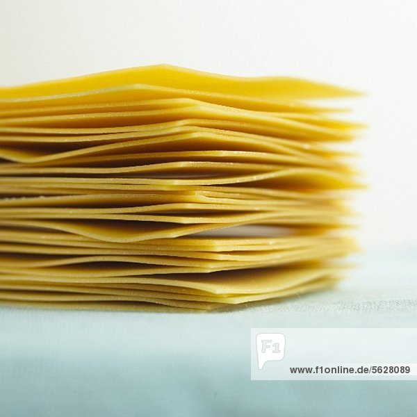 Viele Lasagneplatten  gestapelt