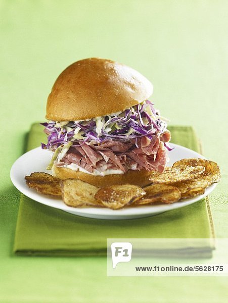 Slider Sandwich mit Schinken und Cole Slaw  Kartoffelchips