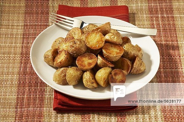 Gebratene Neue Kartoffeln auf Teller mit Gabel