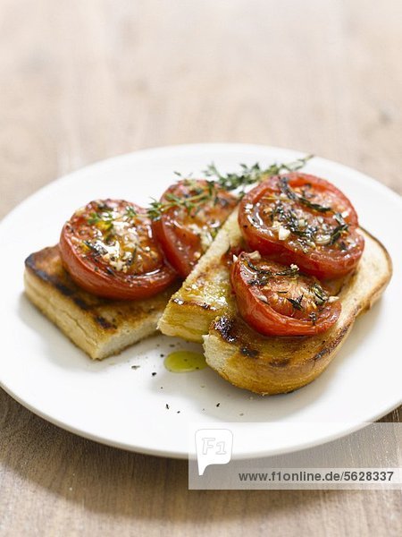 Toast mit Tomaten und Thymian