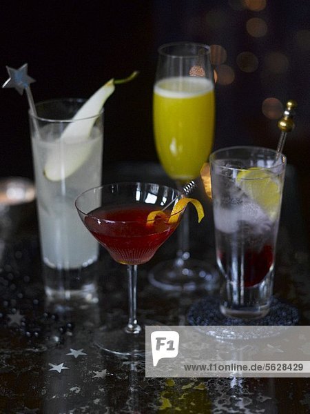 Verschiedene Cocktails in einer Bar