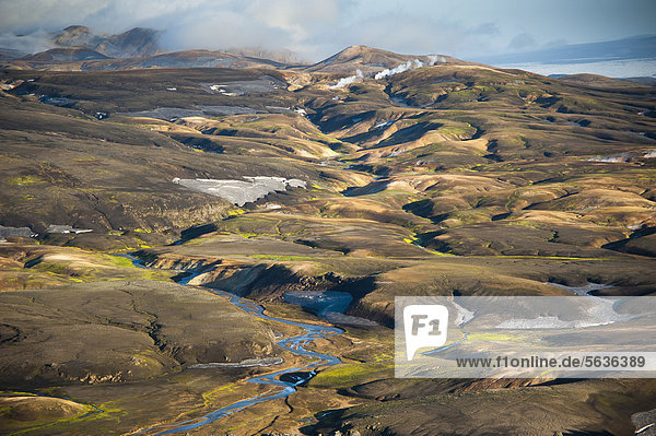 Luftaufnahme  mit Schnee und Asche bedeckte Rhyolith-Berge  Landmannalaugar  Fjallabak Naturschutzgebiet  Hochland  Island  Europa