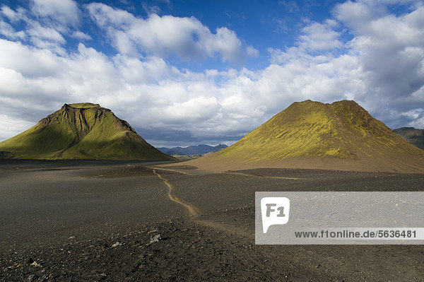 Wanderweg durch schwarze Lavawüste und mit Moos bedeckter Berg Hattfell am Wanderweg Laugavegur  ¡lftavatn-Emstrur  Hochland  Island  Europa