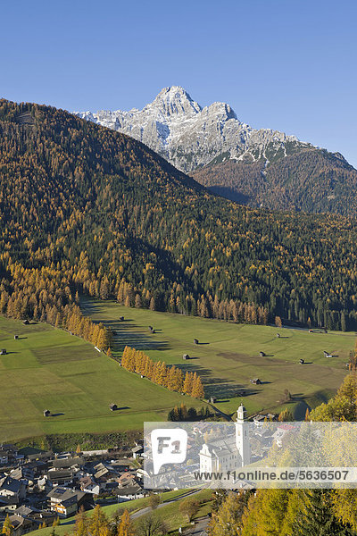 Blick auf Ort Sexten  mit Croda dei Baranci oder Birkenkofel  Südtirol  Italien  Europa