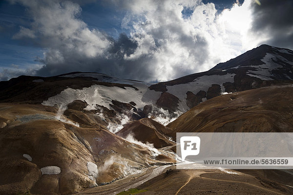 Heiße Quellen und mit Schnee bedeckte Rhyolith-Berge  Hochthermalgebiet Hveradalir  Kerlingarfjöll  Hochland  Island  Europa