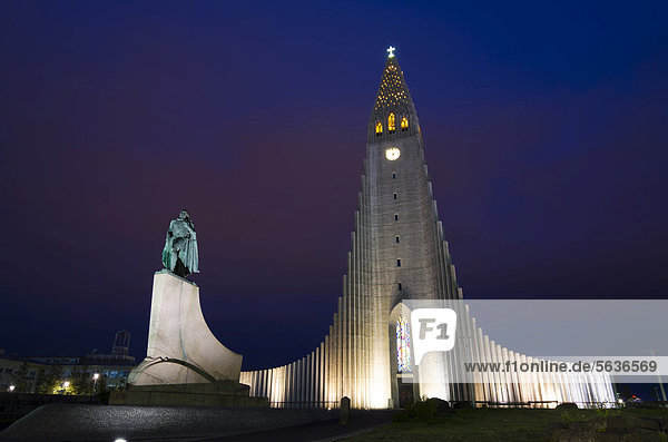 Nachtaufnahme der Kirche HallgrÌmskirkja und Denkmal für Leif Eriksson  ReykjavÌk  Island  Europa