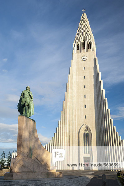 Denkmal für Leif Eriksson  Kirche HallgrÌmskirkja  ReykjavÌk  Island  Europa