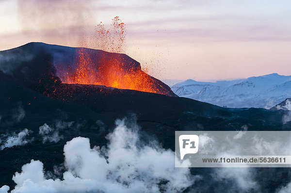 Eruption des Vulkans Fimmvör_uh·ls  Fimmvörduhals  zwischen M_rdalsjökull und Eyjafjallajökull  Hochland  Island  Europa