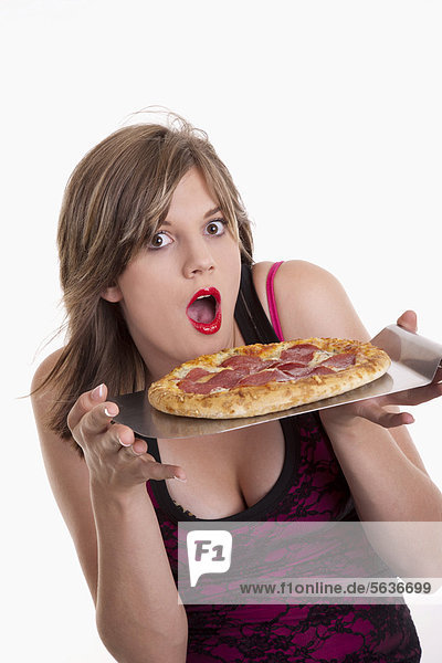 Junge Frau hält eine Pizza in den Händen