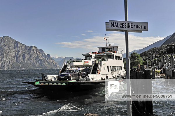 Autofähre  Linienboot  Anlegestelle Malcesine Traghetto  Malcesine  Gardasee  Italien  Europa