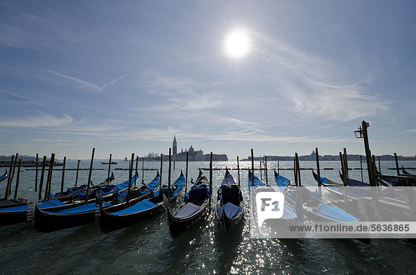 Europa warten Tourist Quadrat Quadrate quadratisch quadratisches quadratischer Kai Gondel Gondola Venetien Langensee Lago Maggiore Italien Venedig