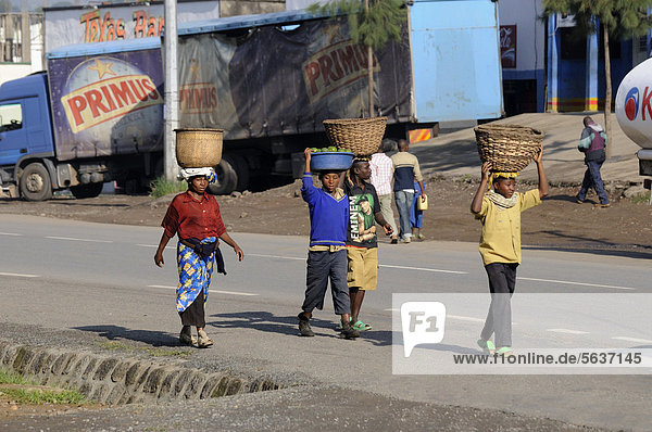 People carrying loads on their heads  in the town of Busengo  Rwanda  Africa