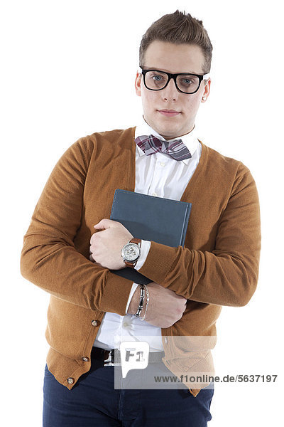 Junger Mann mit Brille und Fliege hält Buch  Agenda
