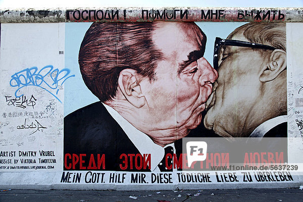 East Side Gallery Berliner Mauer Bild Bruderkuss Erich Honecker Leonid Breschnew Berlin Deutschland Europa