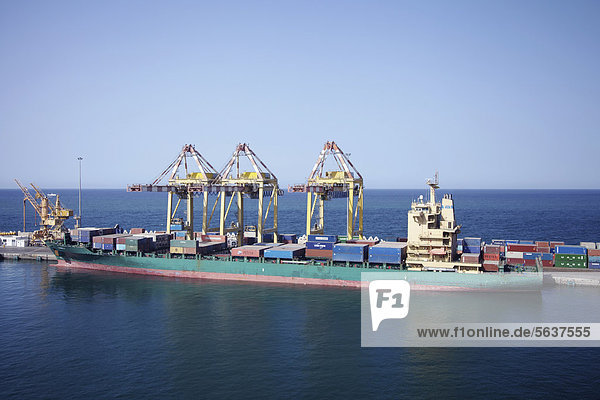 Containerschiff im Hafen von Muskat  Maskat  Oman  Naher Osten  Asien
