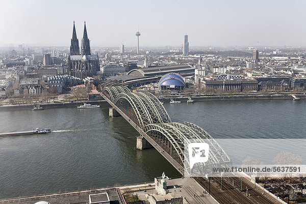 Kölner Dom und Hohenzollernbrücke  Blick vom Kölntriangle  Köln  Nordrhein-Westfalen  Deutschland  Europa