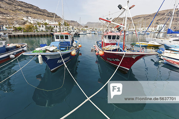 Fischerboote im Hafen  Puerto de Mogan  Gran Canaria  Kanarische Inseln  Spanien  Europa  ÖffentlicherGrund