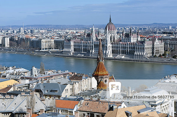 Blick auf Donau und Ungarisches Parlament  vom Burgberg aus  Budapest  Ungarn  Europa