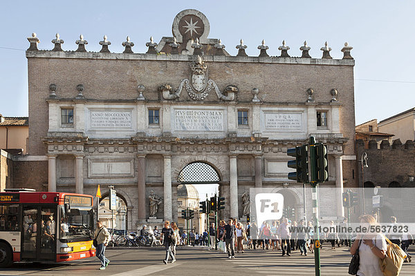 Nördliches Tor  Stadttor von Rom am Platz Piazza del Popolo  Rom  Latium  Italien  Europa