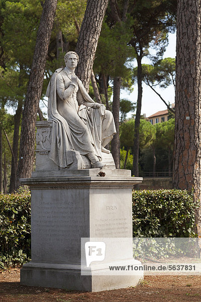 Statue von Lord Byron im Garten der Villa Borghese  Rom  Latium  Italien  Europa