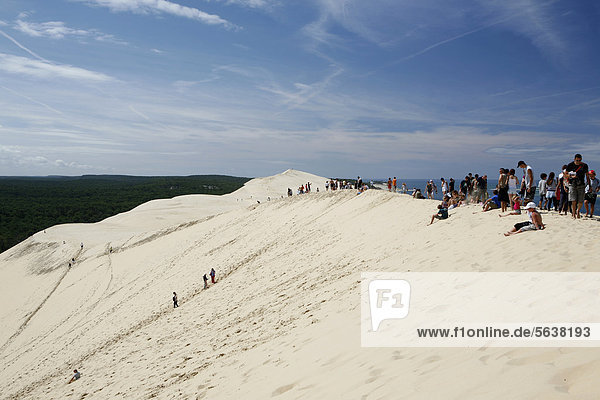 Touristen auf der Düne von Pilat  Pyla-sur-Mer  Arcachon  Südfrankreich  Frankreich  Europa