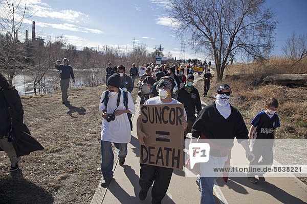 Umweltschützer und Anwohner protestieren gegen die Verunreinigung des Sand Creek Bachs und des South Platte River mit krebserregendem Benzol aus der Suncor Energy Raffinerie  Commerce City  Colorado  USA