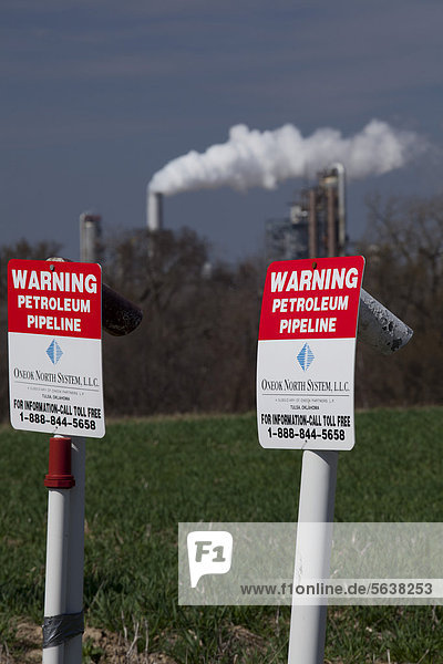 Schilder warnen vor einer unterirdischen Ölpipeline Citgo Ölraffinerie hinten Lockport Illinois USA