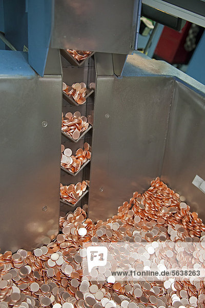 Eine Maschine produziert Rohlingen  die später zu Pennies gestanzt werden  Münzproduktion der United States Mint  Münzprägeanstalt  Denver  Colorado  USA