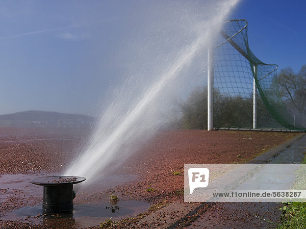 Intensive Bewässerung eines Fußballplatzes  Symbolbild Wasserverbrauch  Wasserverschwendung  Deutschland  Europa