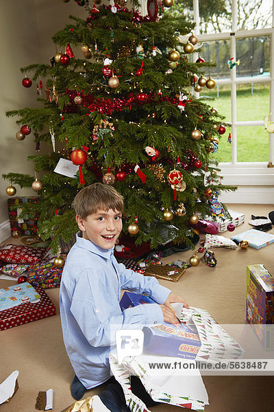 aufmachen lächeln Junge - Person Weihnachtsgeschenk