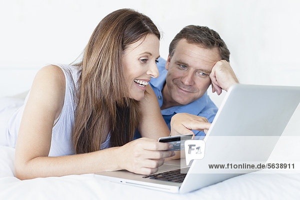 Paare online einkaufen im Bett