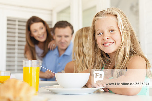 sitzend  lächeln  Mädchen  Tisch  Frühstück