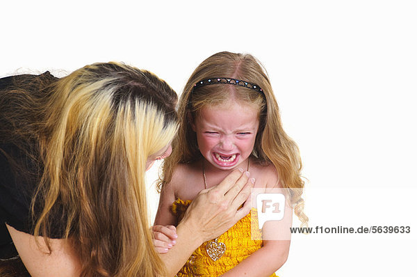 Mutter tröstet weinendes Mädchen
