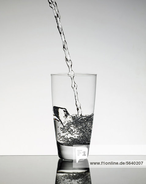 Wasser  Glas  eingießen  einschenken