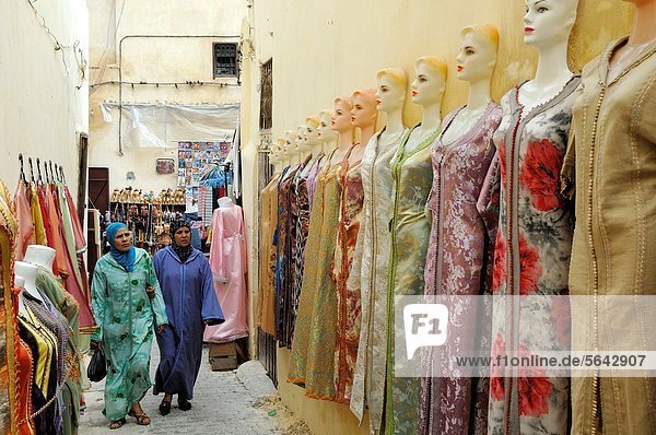 Fès Fez Frau Kleidung kaufen Souk Fes marokkanisch Marokko