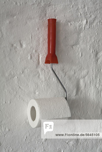 Toilettenpapier auf einem Farbroller