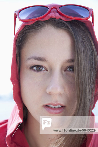 Portrait des Mädchens in rotem Kapuzenshirt