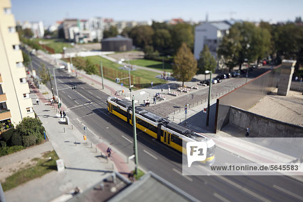 Straßenszene mit Straßenbahn  Kippschaltung  Berlin  Deutschland
