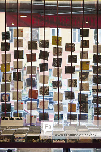 Schaufensterdekoration von hängenden CDs in einem Plattenladen