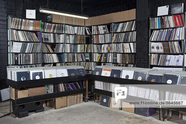 Reihen von Schallplatten in Regalen und Behältern eines Plattenladens
