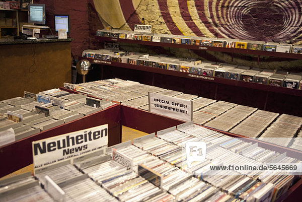 CD-Behälter in einem deutschen Plattenladen